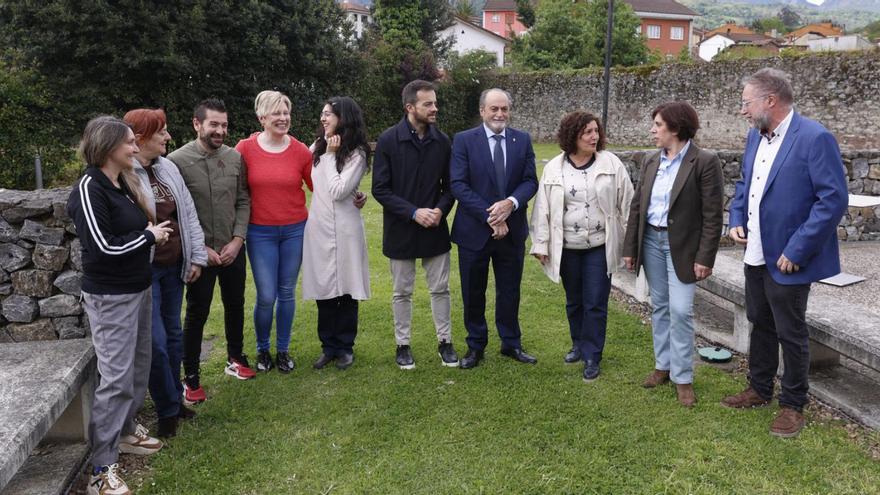 Por la izquierda, Lucía Freitas, Ana Paz Paredes, Marcos Cienfuegos, Rosa Palicio, Claudia Polo, Juan Donde, Tomás Fernández, Beatriz González, Ana Fe Fernández y Lluis Nel Estrada, ayer, en Soto de Ribera. | LUISMA MURIAS