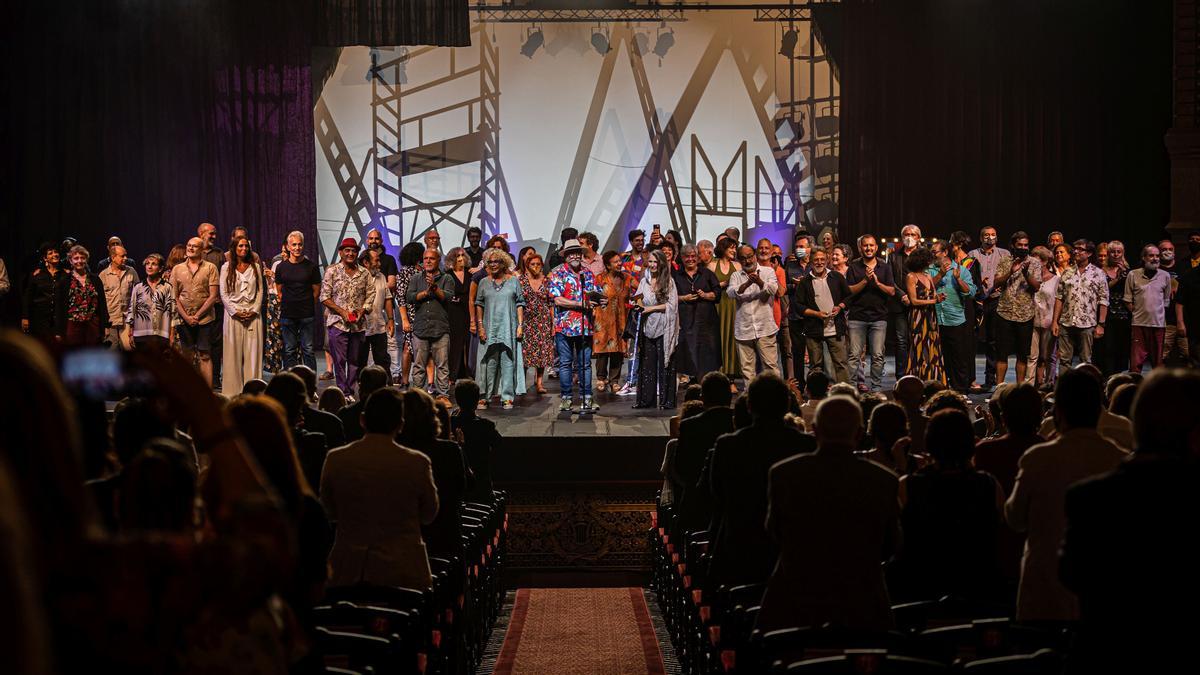 Jordi Milán, director de La Cubana, agradeciendo el premio en el Liceu  junto a un montón de artistas que han formado parte de la compañía.