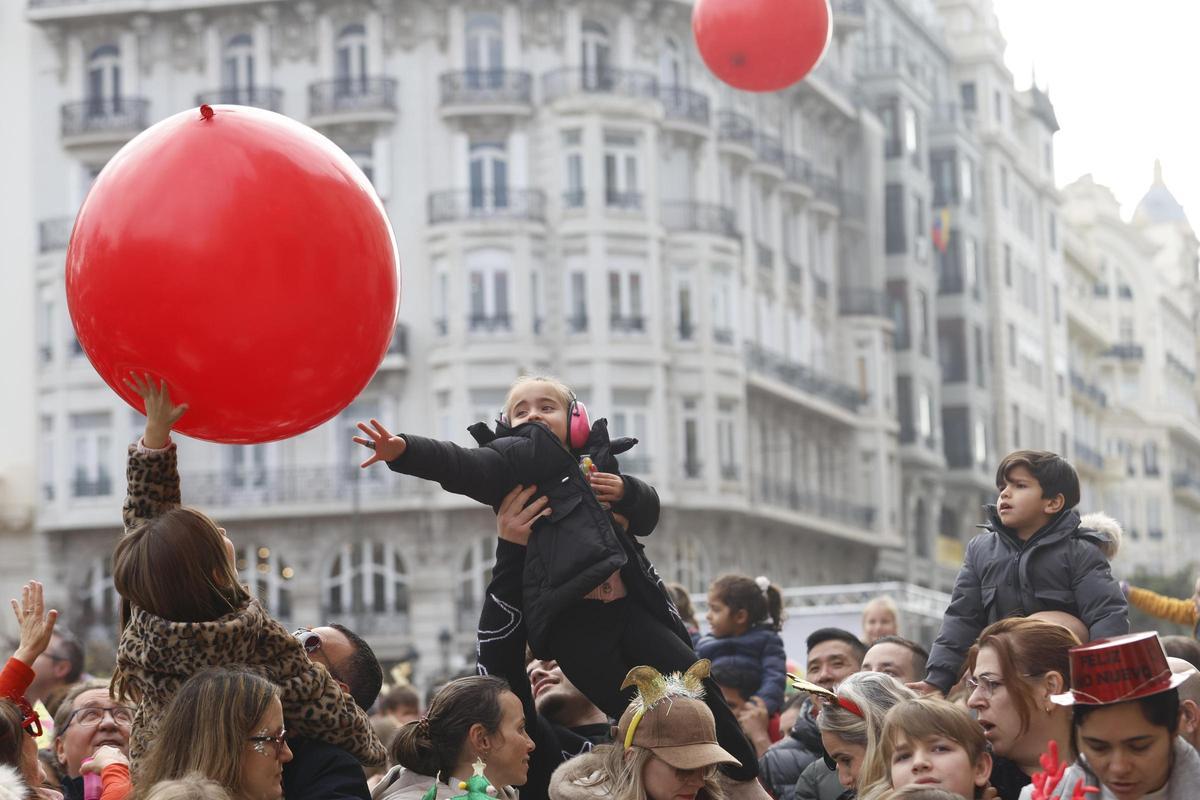 Miles de niños se adelantan a las campanadas con la 'Nochevieja infantil' de València