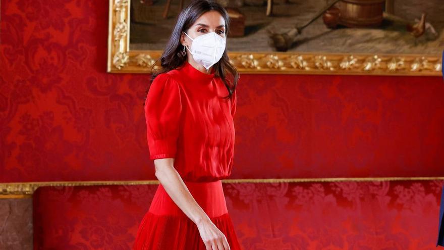 La historia del vestido rojo fuego que la reina Letizia comparte con doña Sofía