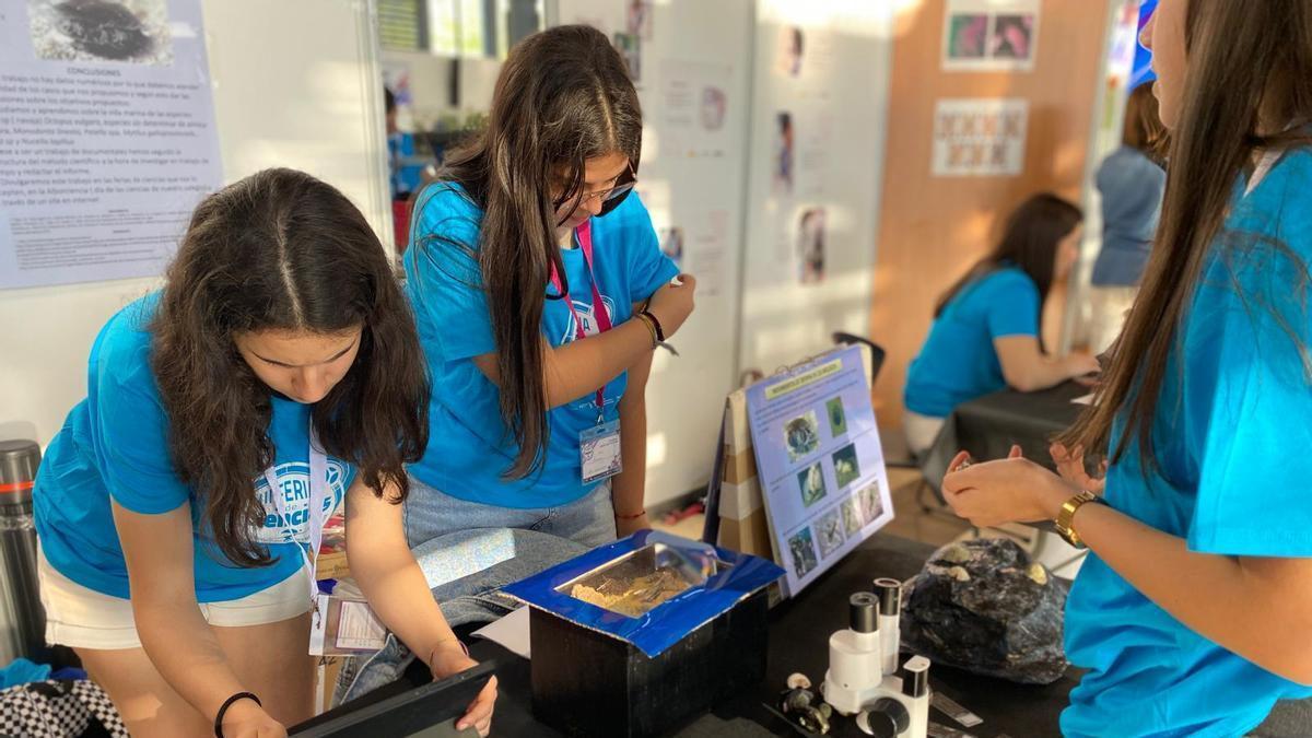 Alumnas del Club de Ciencias del Colegio Alborada en una feria científica.
