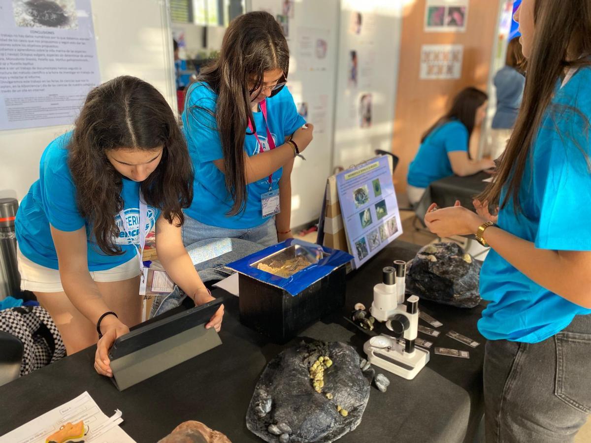 Alumnas del Club de Ciencias del Colegio Alborada en una feria científica.