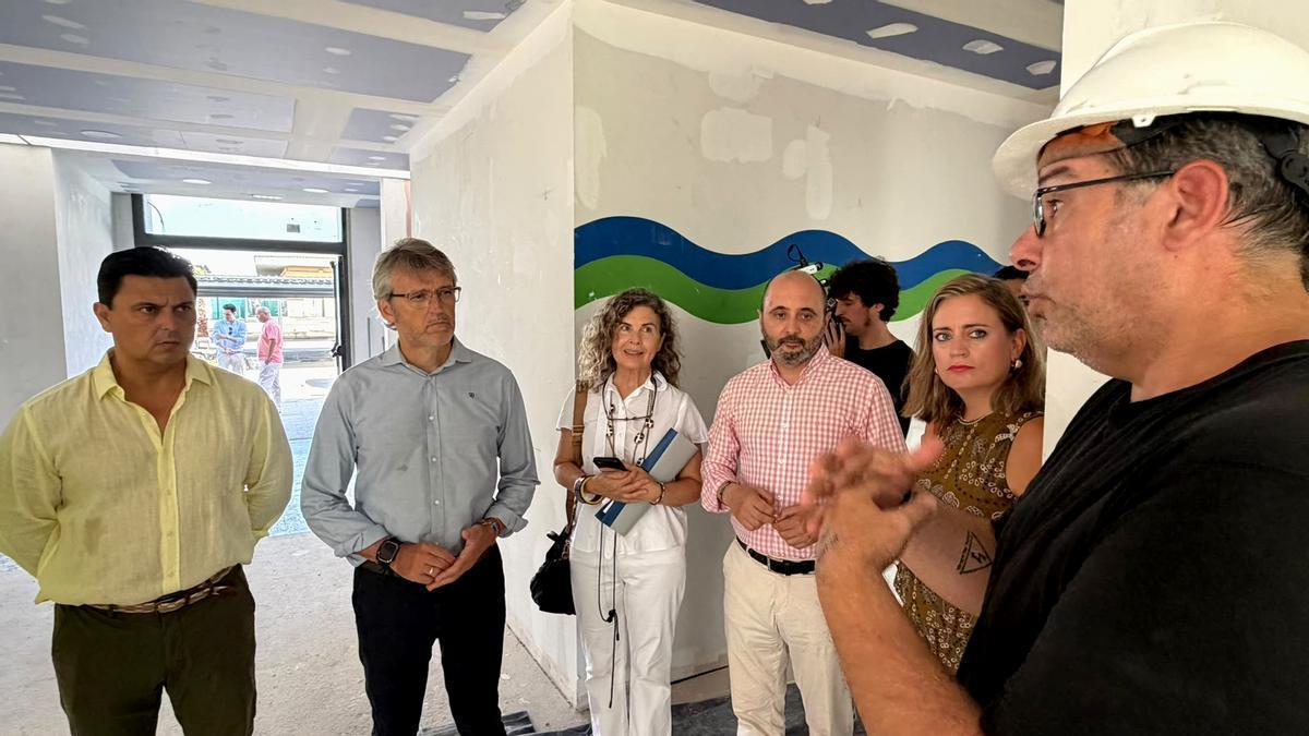 Un momento de la visita a las obras de la incubadora de empresas innovadoras que se está construyendo en el antiguo aeropuerto de San Javier, este miércoles..
