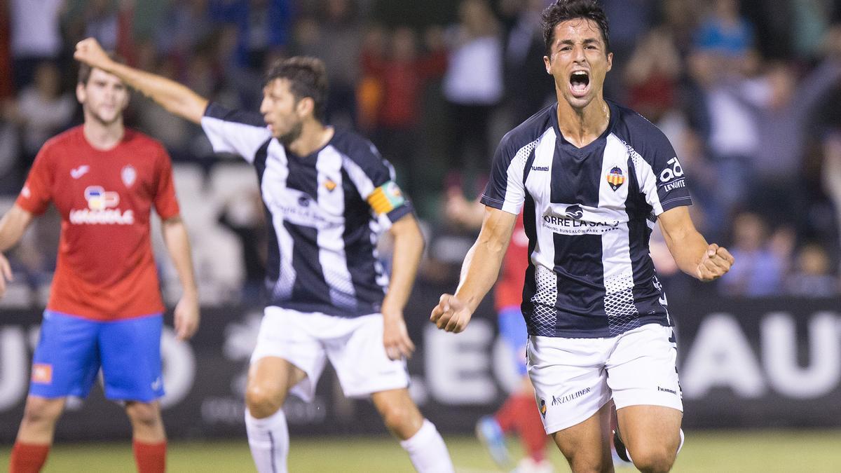Nico Pascual-Leone celebra un gol en el Estadio SkyFi Castalia, en 2017, con Ángel Dealbert al fondo.