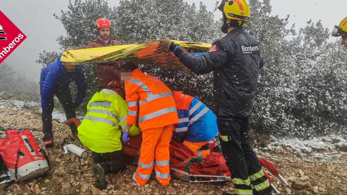 Rescate de la mujer herida en el pico de Beniatjar.