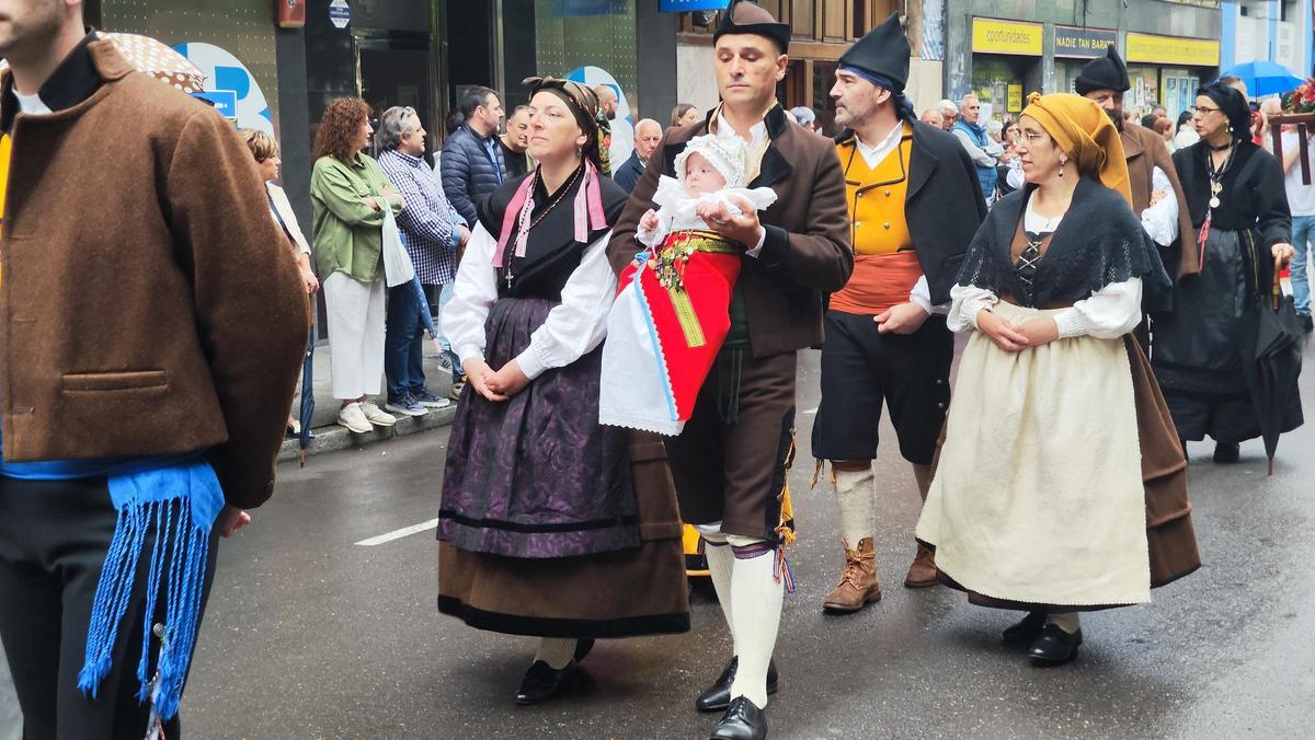 Una bebé en la procesiónde San Pedro.