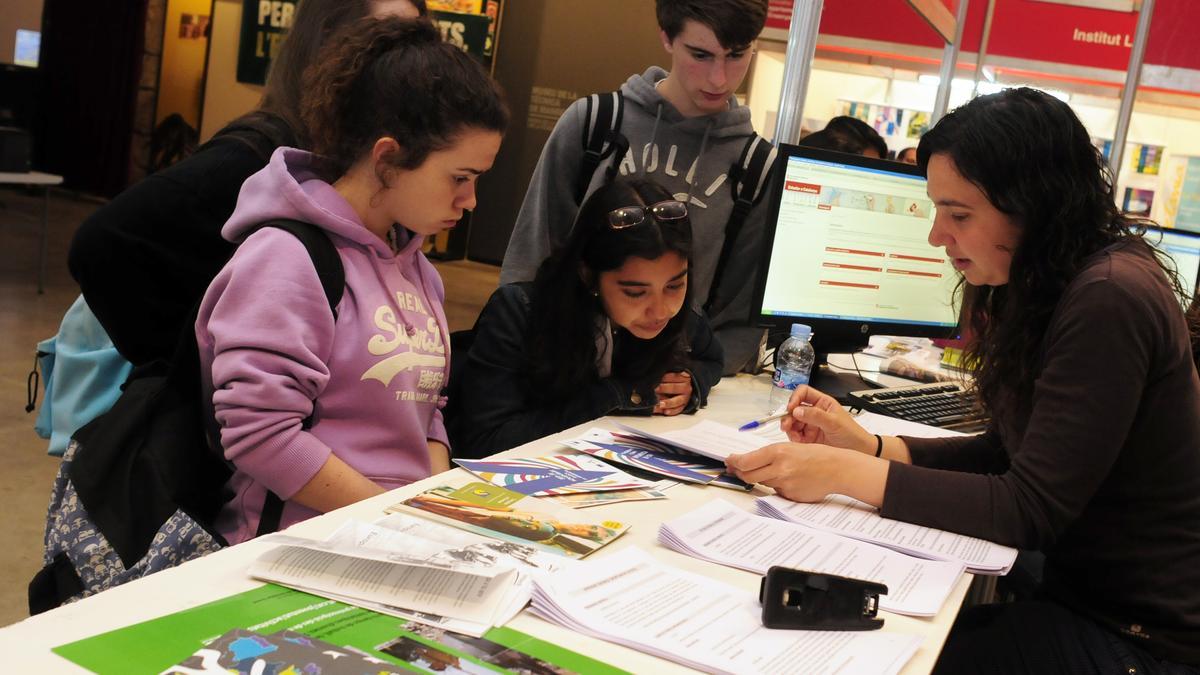 Nois i noies interessant-se per les sortides acadèmiques i professionals al territori