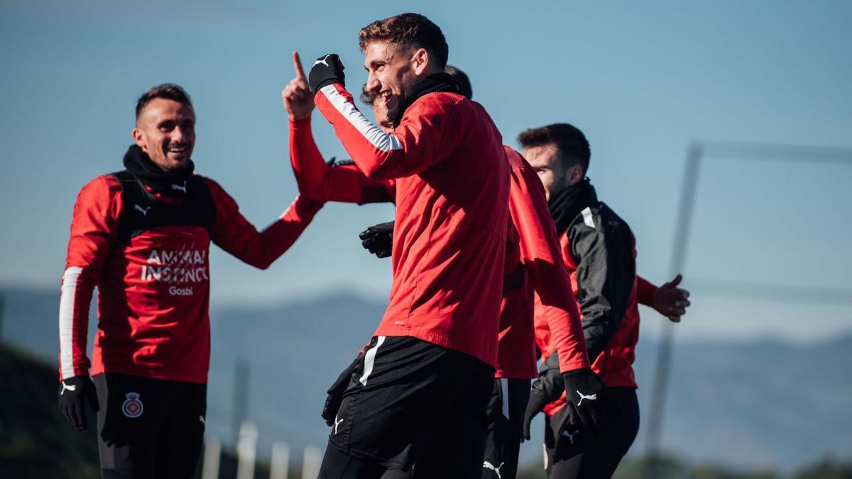 Santi Bueno i Aleix Garcia 
somriuen en l’entrenament
d’ahir a La Vinya. |  GIRONA FC