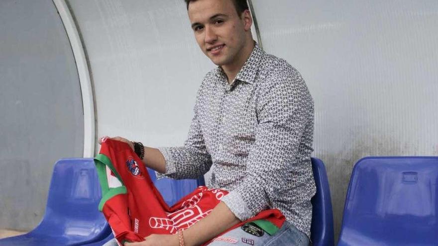 Juanín posa en el banquillo del Estradense con la camiseta de su nuevo equipo. // Bernabé