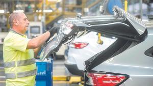 Un trabajador en un vehículo de la fábrica de Ford en Almussafes.