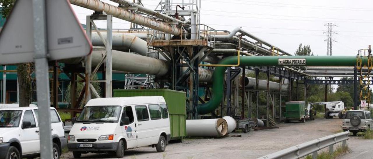 Una de las furgonetas de Daorje, en las instalaciones fabriles de Arcelor en Avilés. | Mara Villamuza