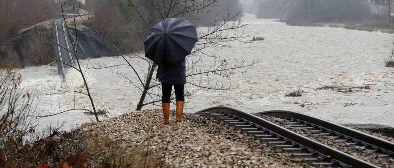 La vía del tren a su paso por Sarrapio, en Cabañaquinta (Aller).