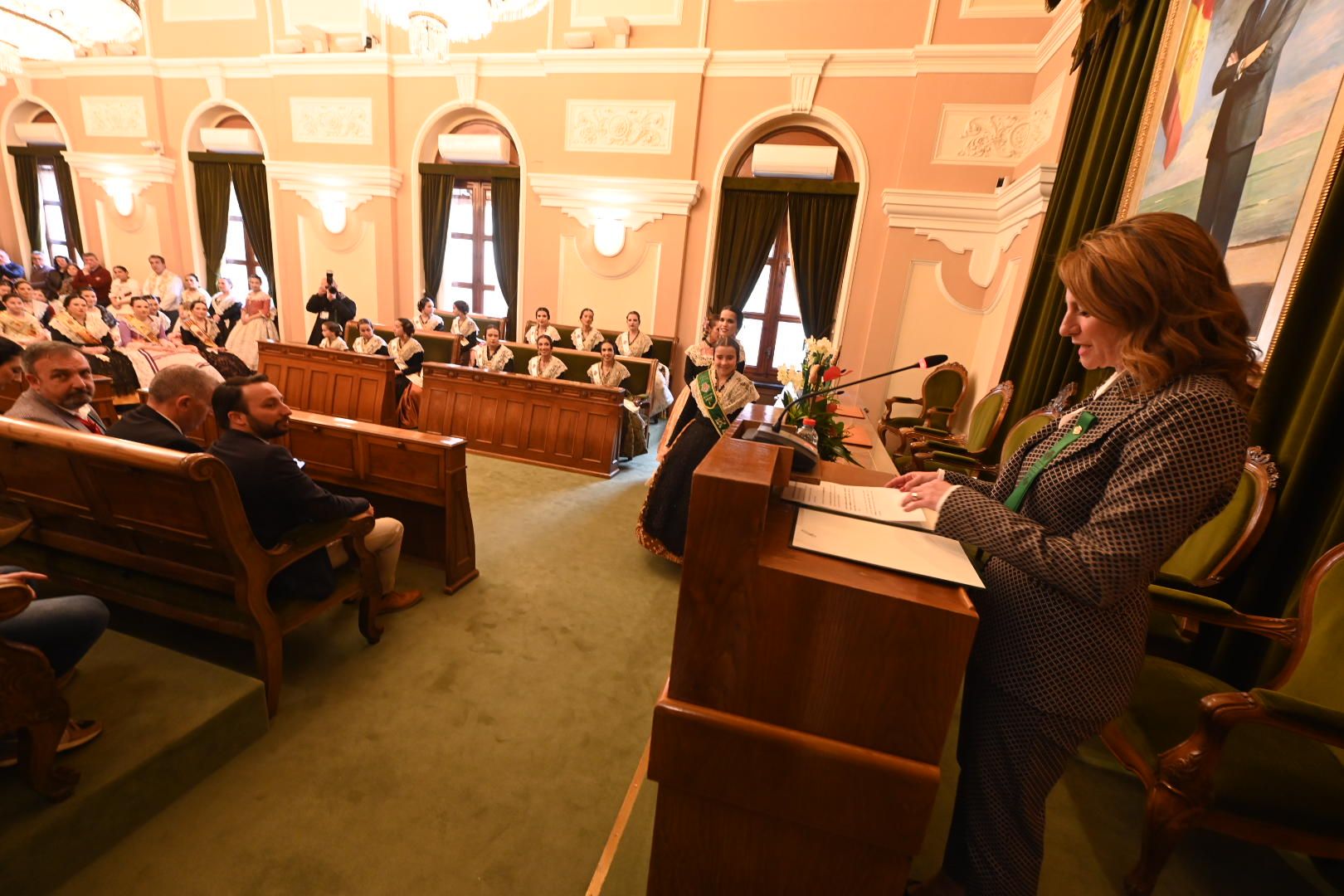 Galería de imágenes: Recepción de las reinas de los pueblos en el Ayuntamiento de Castelló