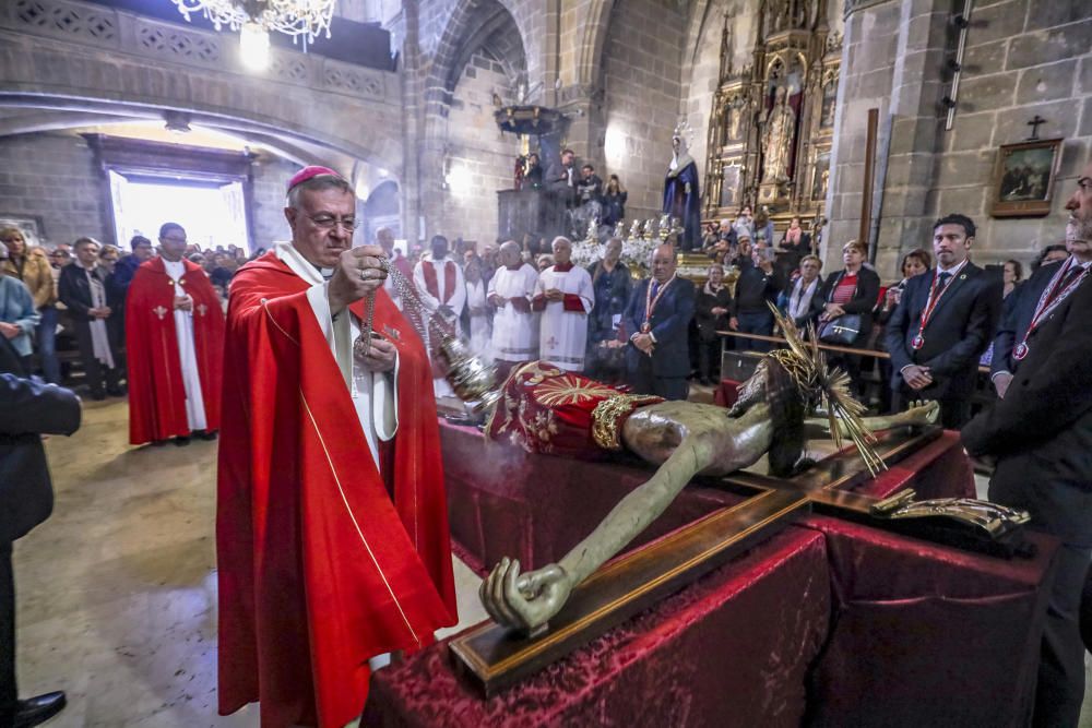 Multitudinario Davallament del Crist de la Sang