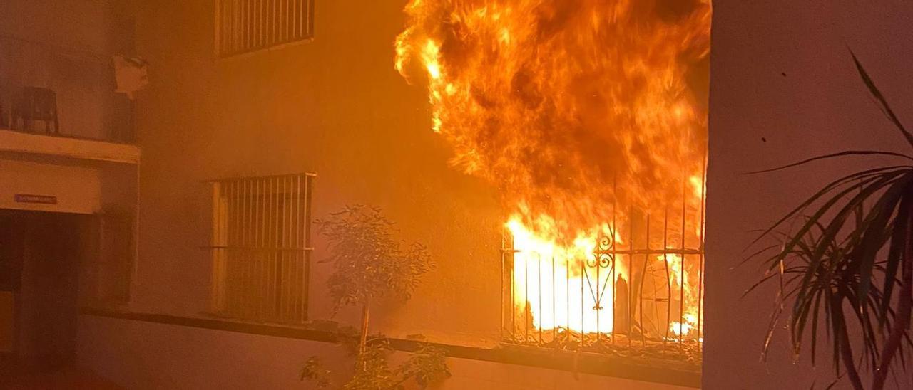 Imagen del virulento incendio en Alicante con doce intoxicados.