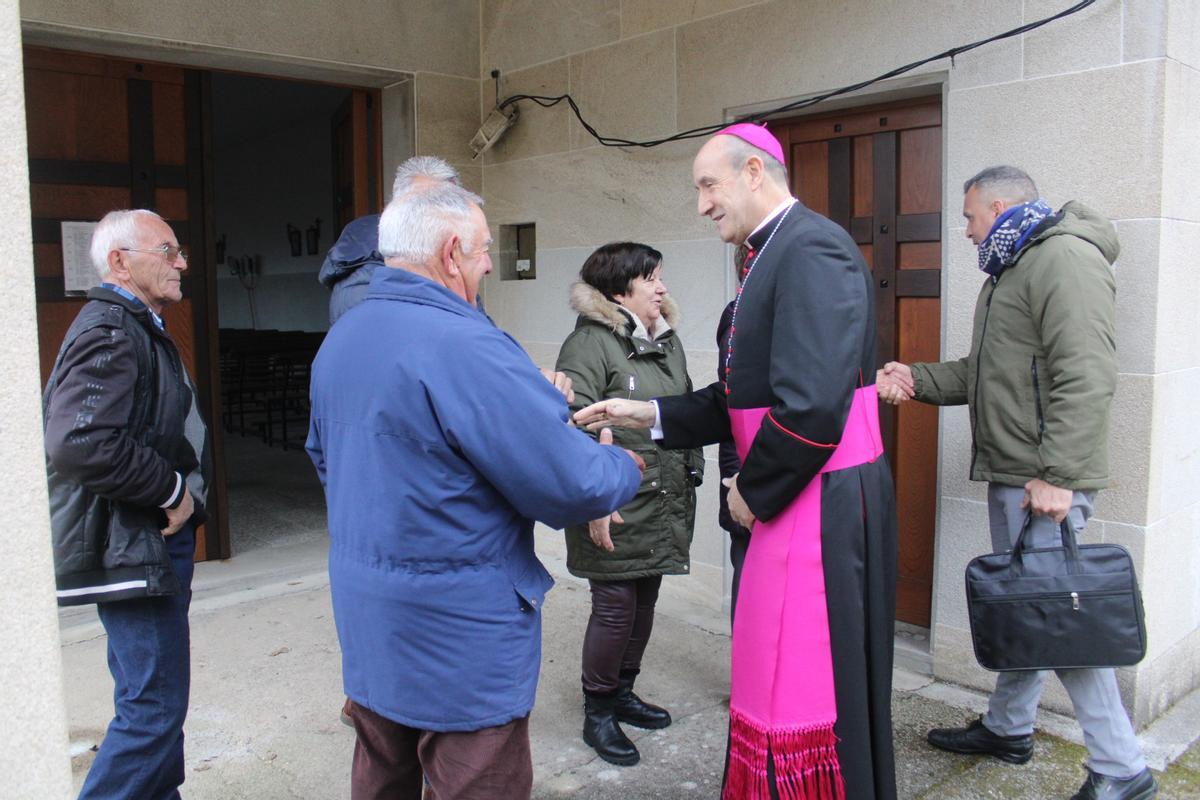 GALERÍA | El obispo visita Villanueva de la Sierra y As Hedradas