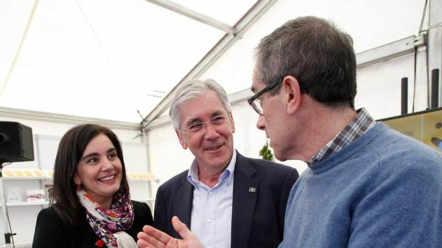 Yolanda Alonso, Fernando Padilla y el escritor avilesino Miguel Solís, ayer, durante la inauguración de la feria librera.