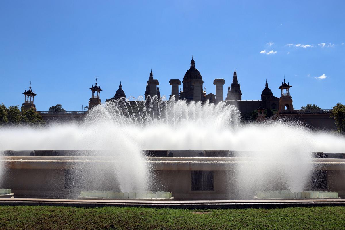 La Font Màgica de Montjuïc amb aigua aquest dimarts en les proves un dia abans de la posada en marxa