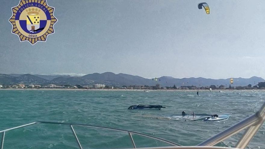 Nuevo rescate en la costa de Dénia: salvan a un windsurfista exhausto al que el viento arrastraba mar adentro