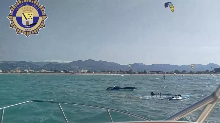 Nuevo rescate en la costa de Dénia: salvan a un windsurfista exhausto al que el viento arrastraba mar adentro