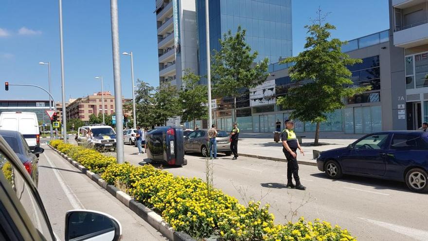 Vuelca con su coche en Torrent