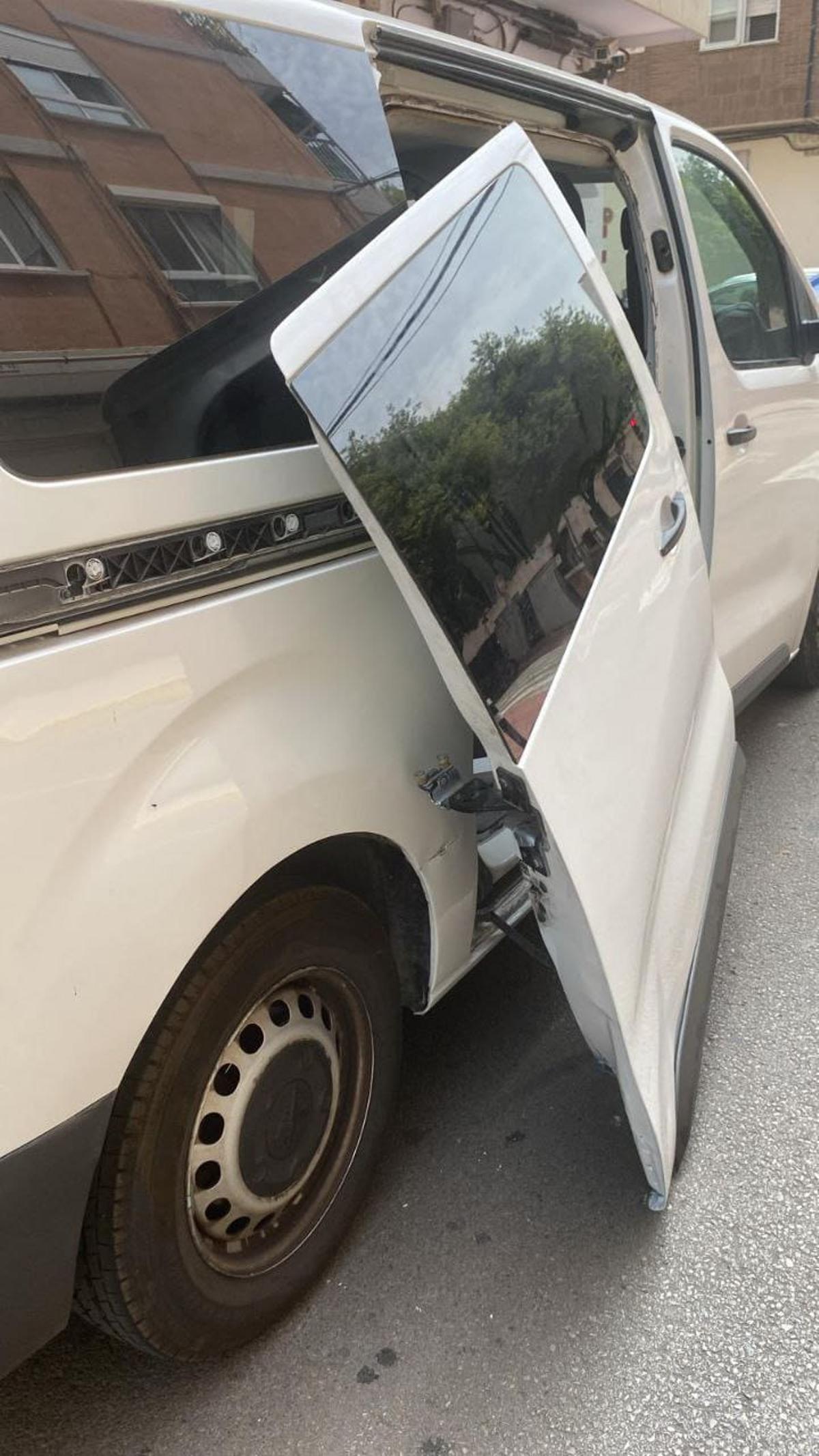 Una furgoneta que traslada a los menores tutelados.