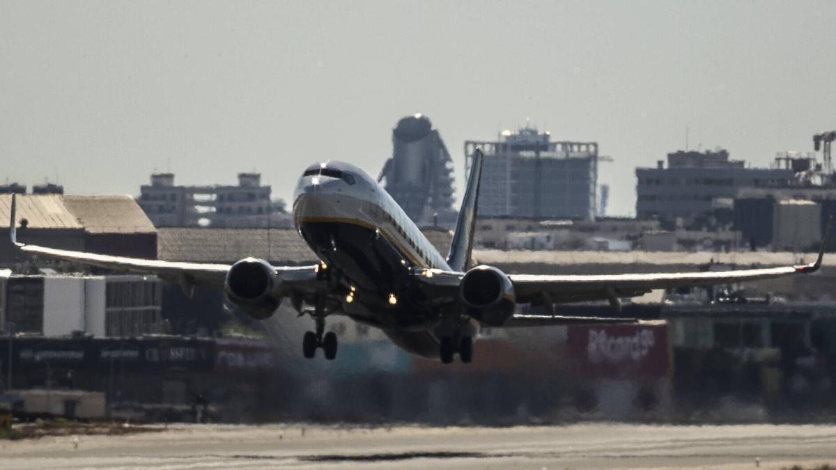Un avión despega del aeropuerto de Valencia, en una imagen de archivo.