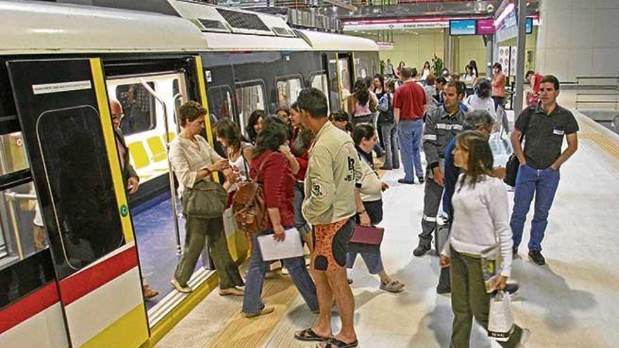 Los usuarios del transporte público palmesano podrán utilizar la tarjeta ciudadana sin coste adicional para viajar en el metro.