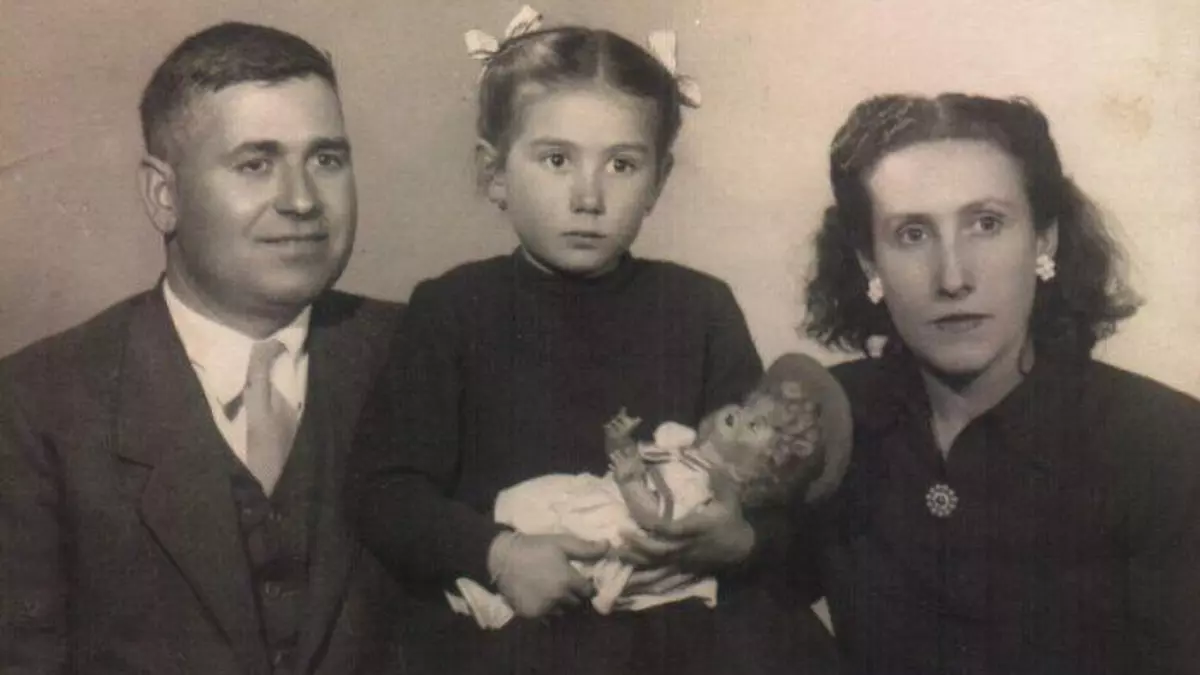 Joana Miralles amb pares: Bernat i Sebastiana – 1947