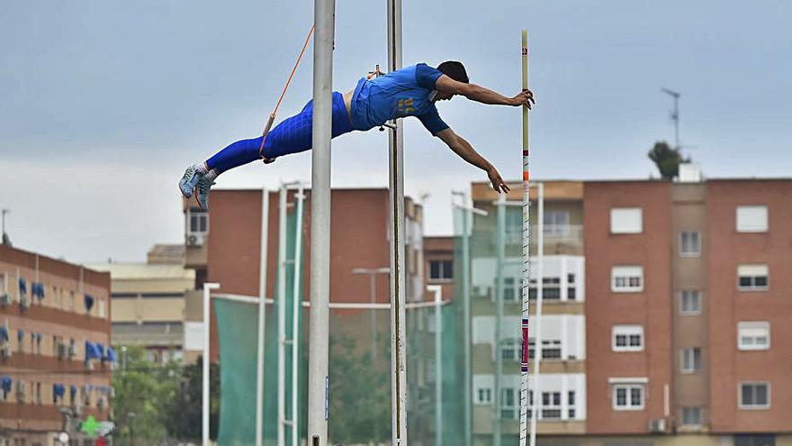 Un atleta, en el salto con pértiga.