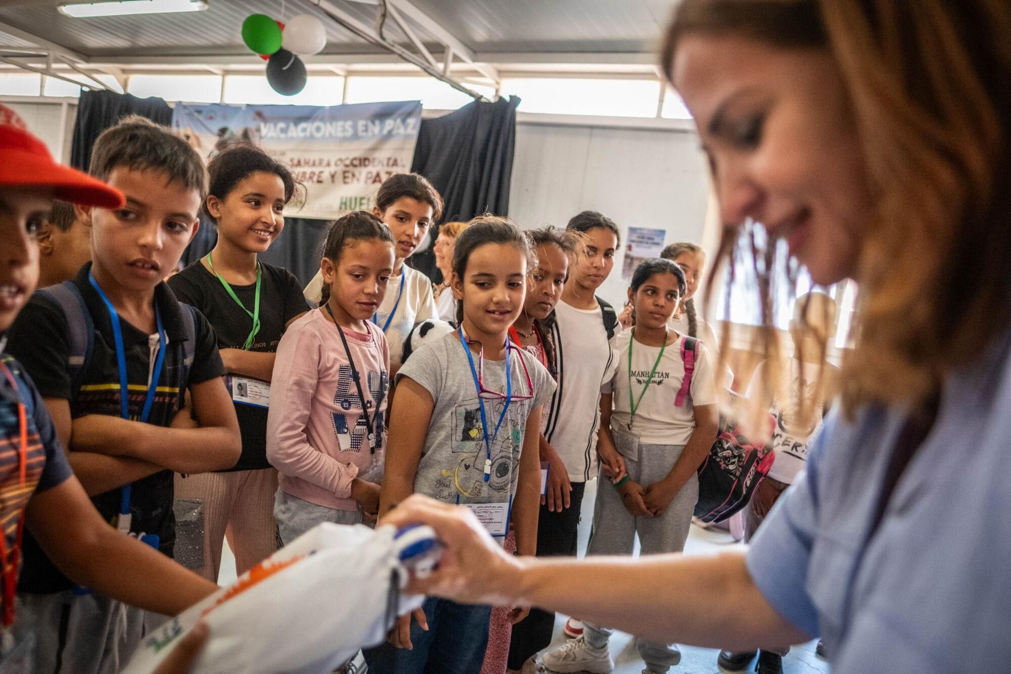 Recepción de los niños de los campamentos saharauis del programa Vacaciones en paz por sus familias de acogida