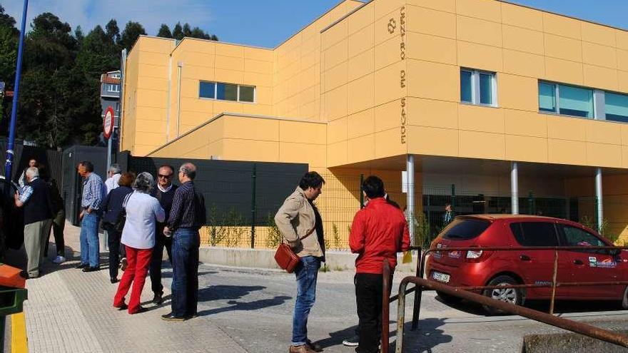 Centro de salud de O Portádego, recién inaugurado, en 2017, con usuarios y responsables locales en el exterior.