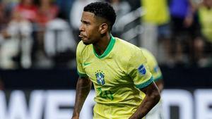 Savinho festeja su gol, el primero con la selección brasileña, a Paraguay en el triunfo de la Copa América.
