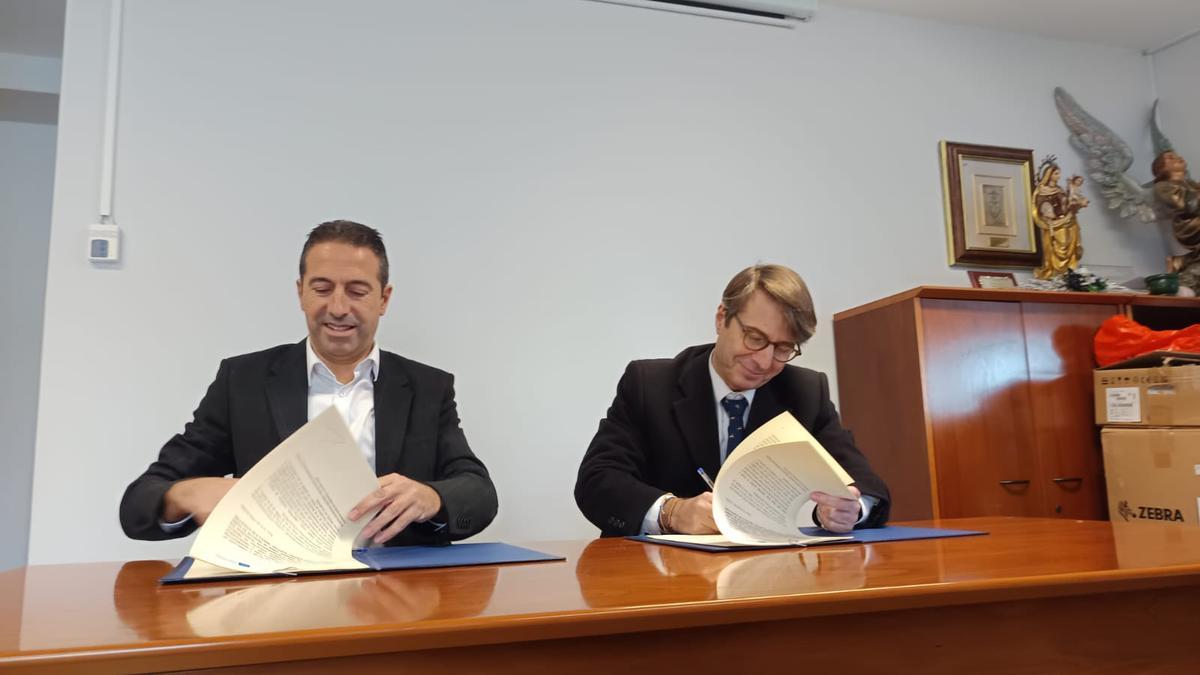 Alfonso Villares y Miguel Corgos, esta mañana en el local de la Cofradía de Pescadores de Bueu.