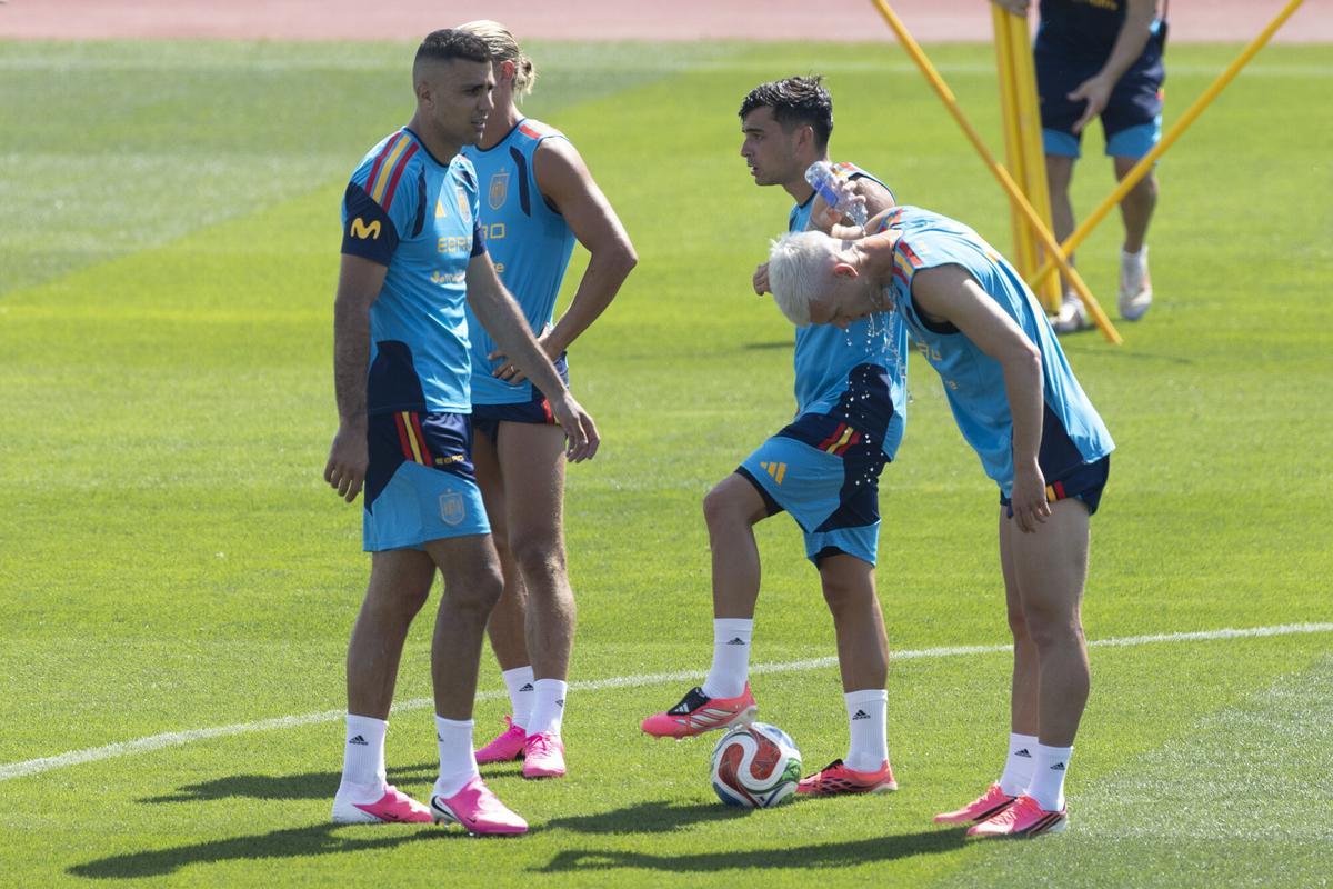 Rodri, Pedri y Dani Olmo, durante un entrenamiento de la selección española en Las Rozas.