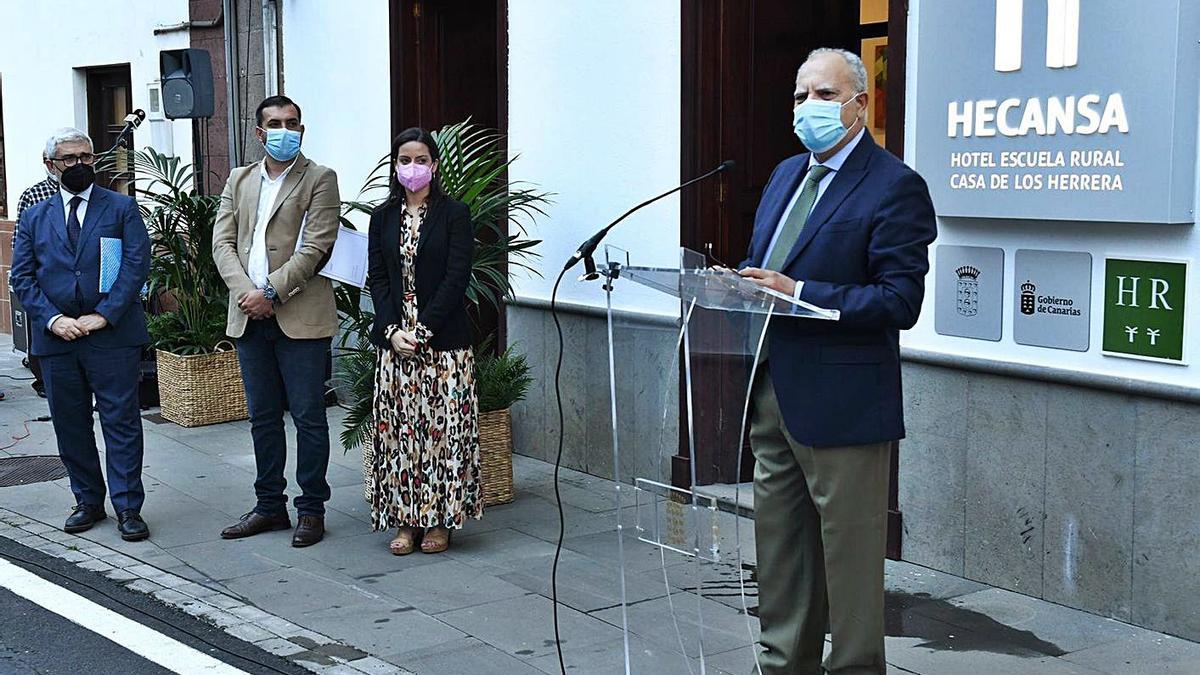 Un momento del acto de inauguración celebrado ayer en Hermigua. | | E.D.