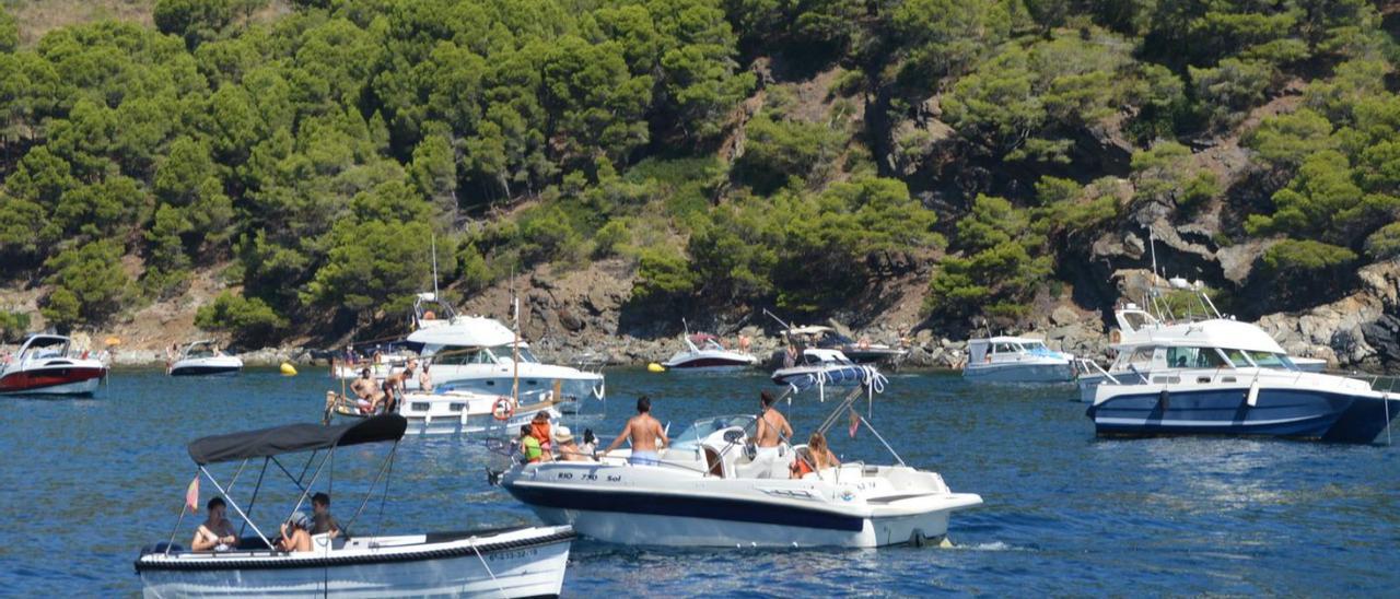 Embarcacions fondejades en una de les cales del cap de Creus.