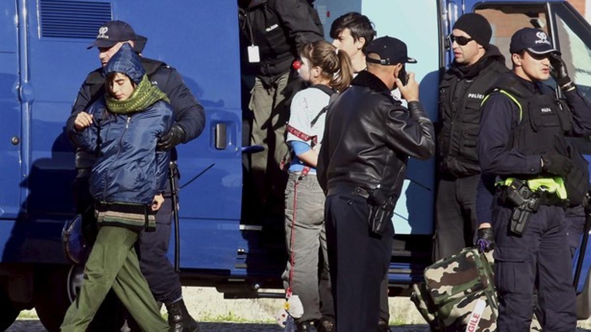 La policía detiene a dos jóvenes, esta mañana en Lisboa.