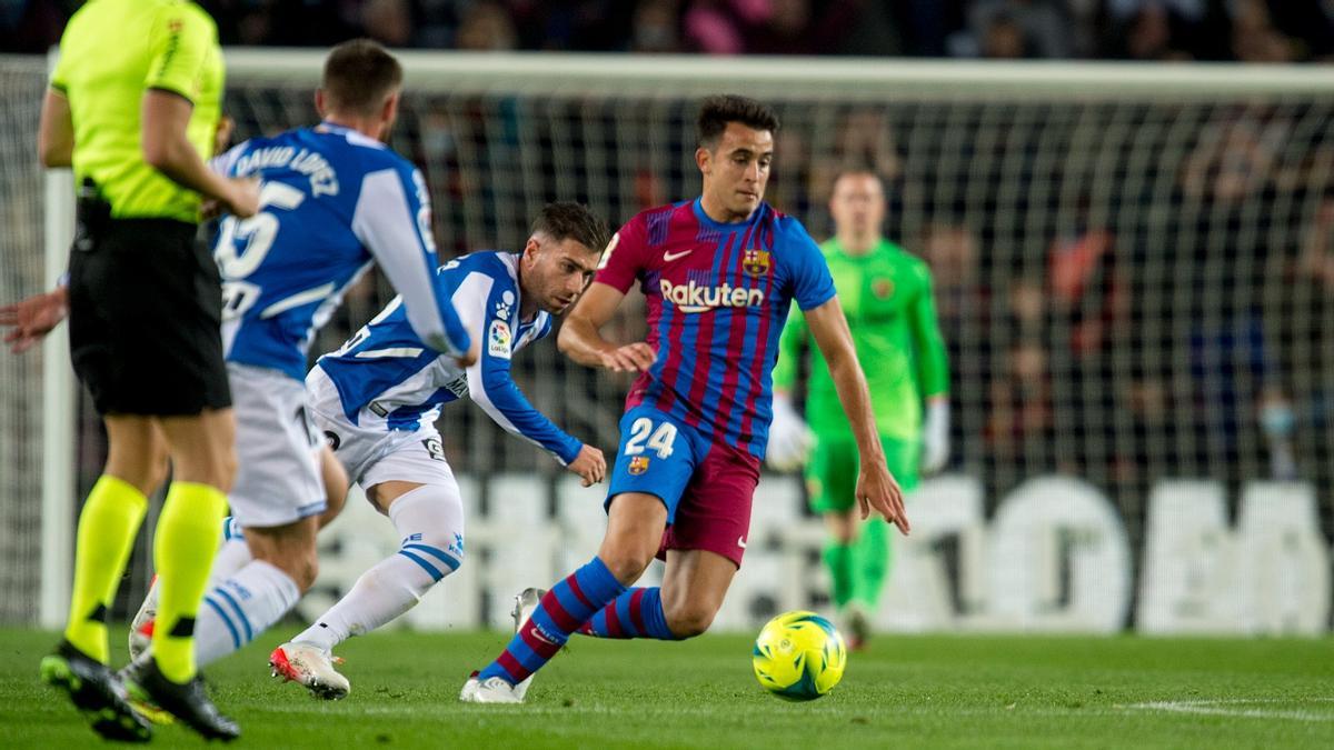 Eric García se escapa de Embarba en el derbi contra el Espanyol en el Camp Nou.