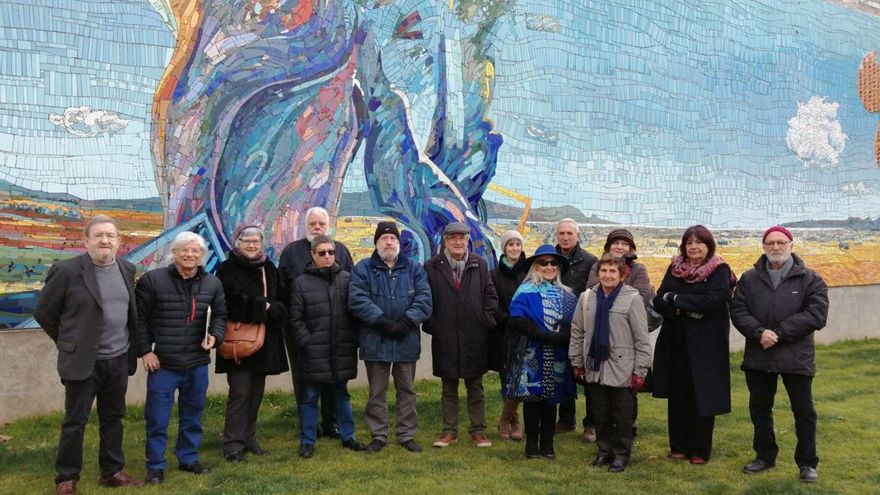 Els artistes del Grup 69 en una visita al mural amb alumnes d’un curs de la UNED Sènior. | EMPORDÀ