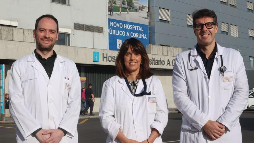 Manuel Albors, Elena Fernández y Víctor Noriega, en representación del «numerosísimo» equipo multidisciplinar implicado en el proceso de las CAR-T, frente al Hospital Universitario.