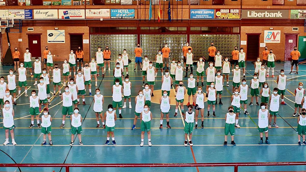 Participantes en una edición del campus posando uniformados. | foto cedida a Lne