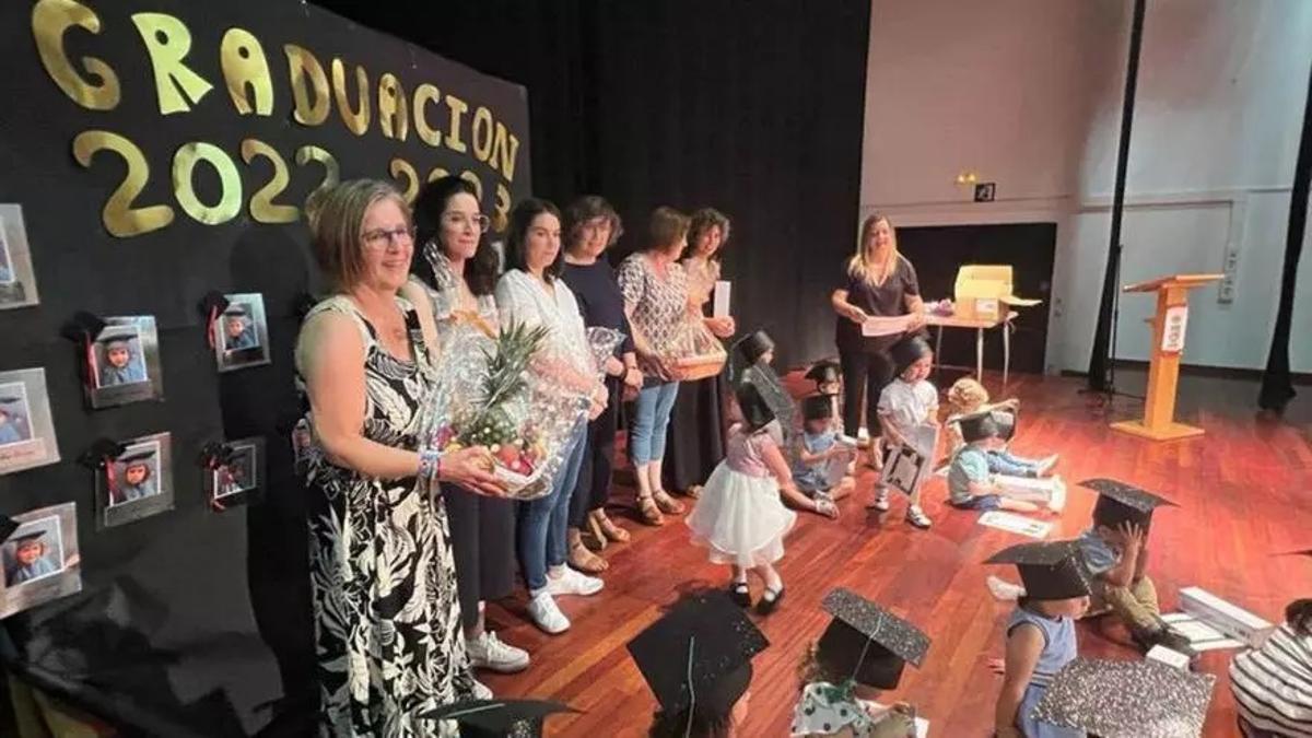 Una gala de graduación pasada de niños y niñas de la escuela infantil Os Pillabáns de Cerceda.