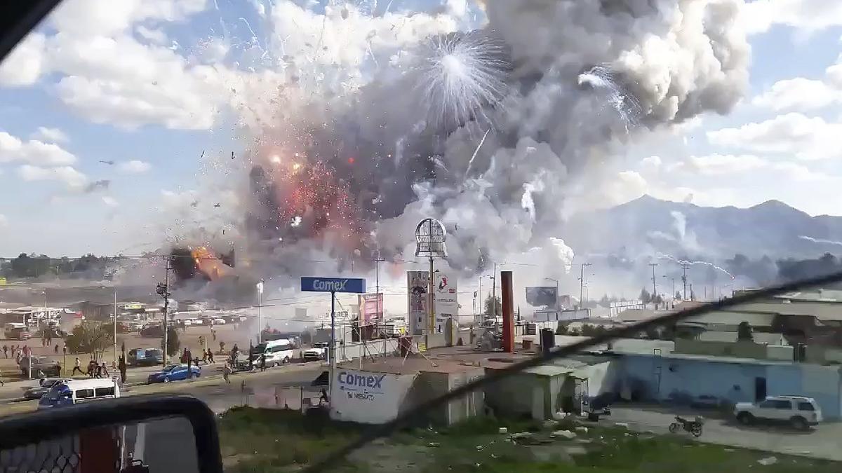 Momento de la explosión en el mercado de pirotecnia de Tultepec.
