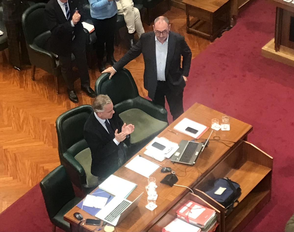 El secretario general del pleno del Ayuntamiento de Zaragoza, Luis Giménez Abad, que aplaude desde su puesto-- se jubila después de 40 años como funcionario.
