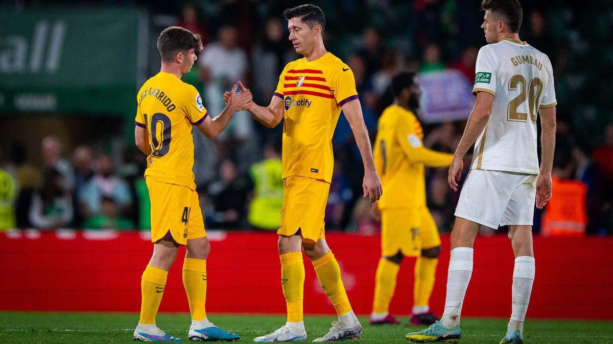 Lewandowski felicita a Aleix al final del partido ante Gumbau, excanterano azulgrana.