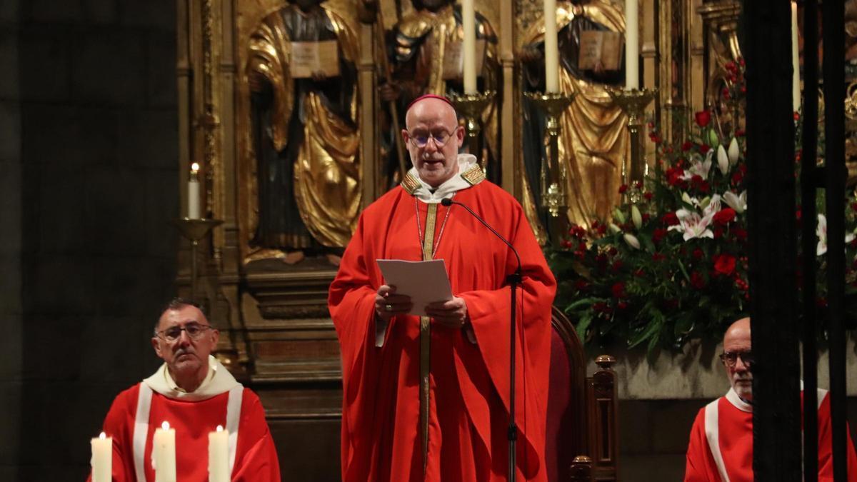 El bisbe de Girona, Octavi Vilà, llegeix l'homília en la missa de Sant Narcís.