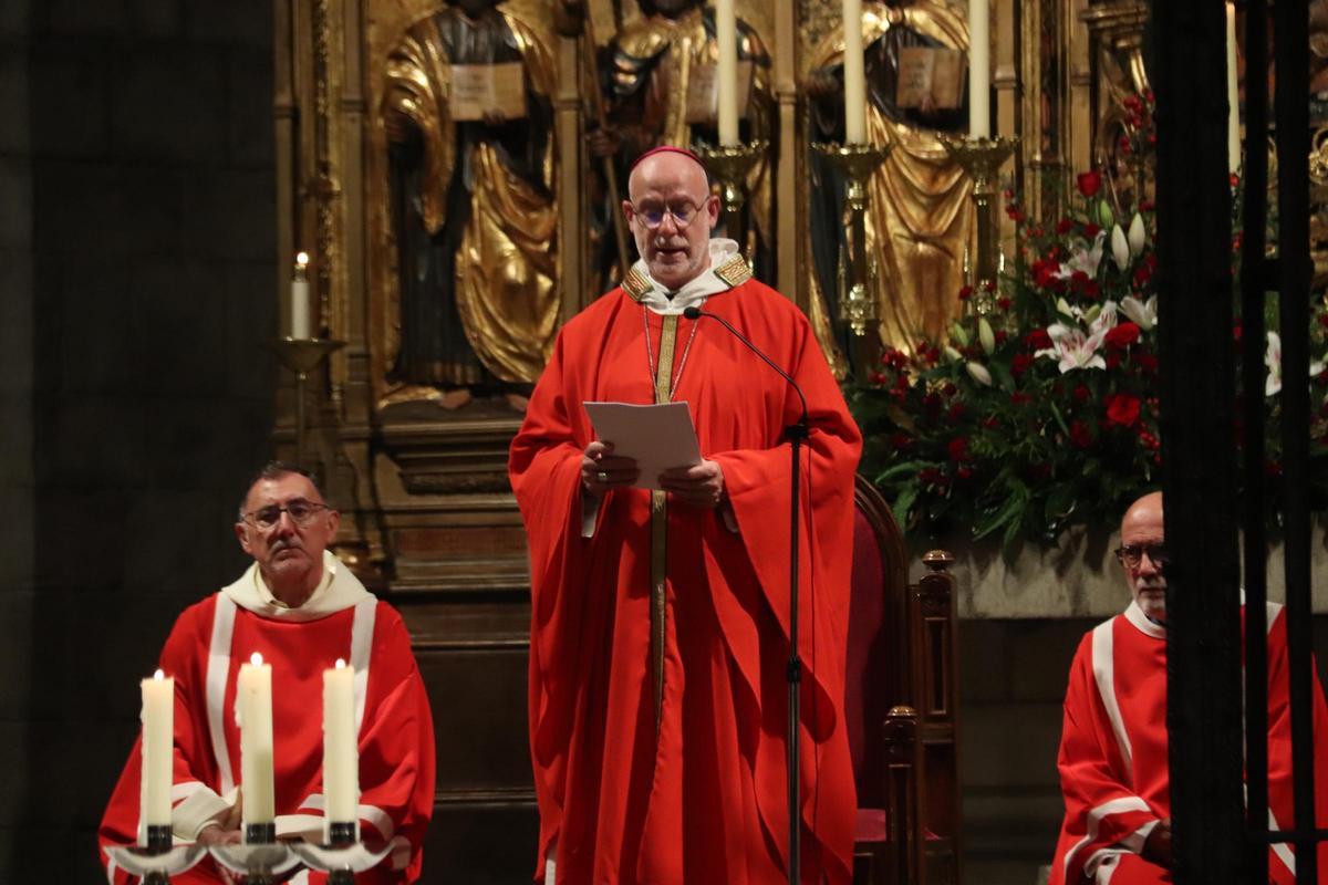 El bisbe de Girona, Octavi Vilà, llegeix l'homília en la missa de Sant Narcís.