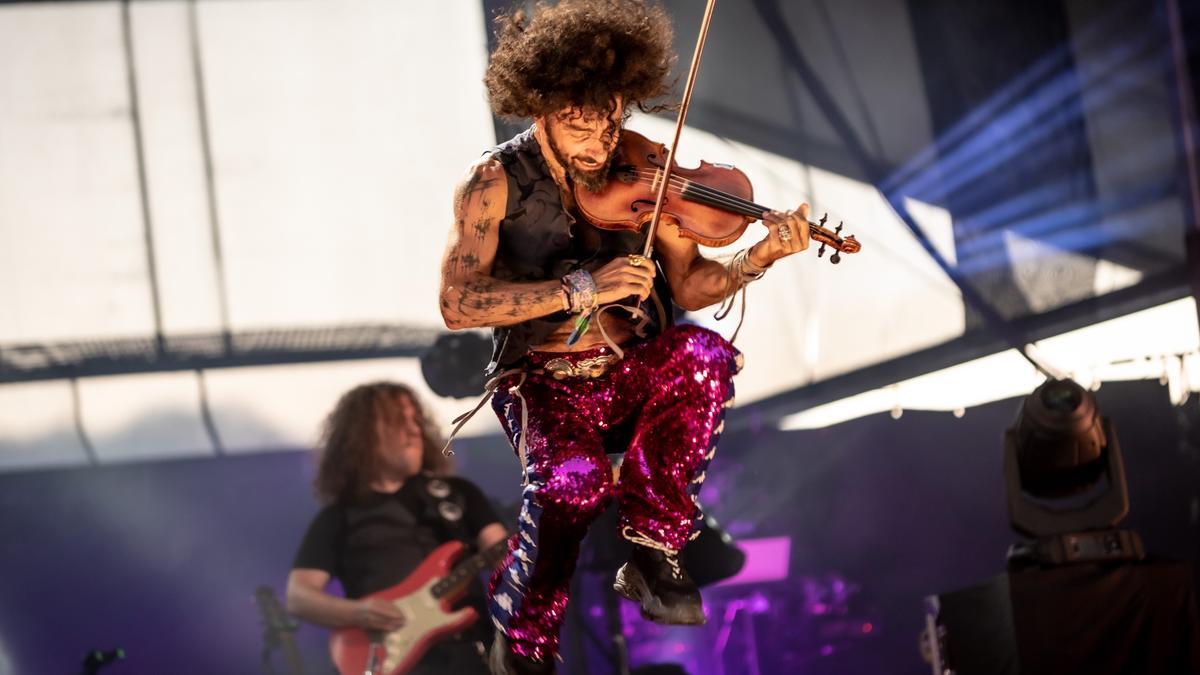 Ara Malikian durante su concierto de Pirineos Sur este domingo.