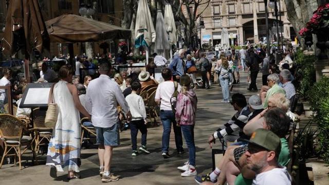 Paseantes y turistas en el Born, en Palma. | MANU MIELNIEZUK